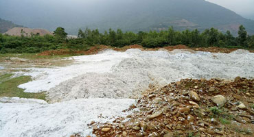 Doanh nghiệp lén lút đổ 30 tấn chất thải chưa xử lý ra môi trường