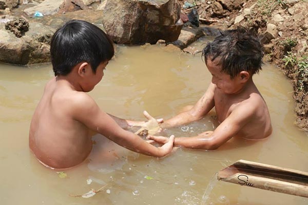 Đừng Để Nước Uống Nhiễm Bẩn Hủy Hoại Tương Lai Con Trẻ