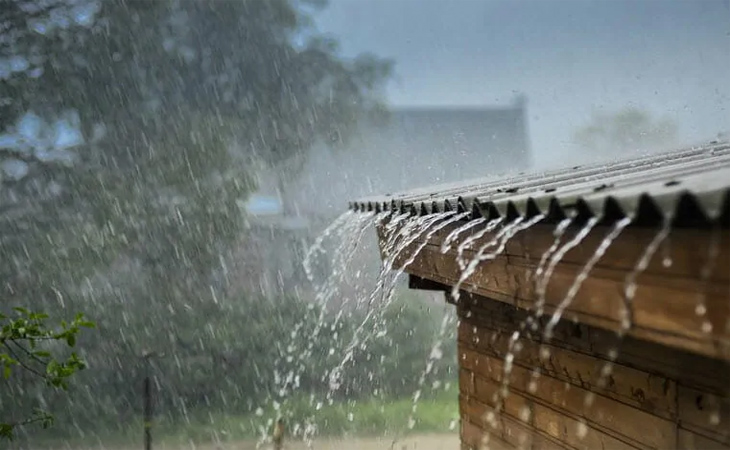 Làm gì khi hàng xóm để ống thoát nước mưa chảy sang nhà mình?