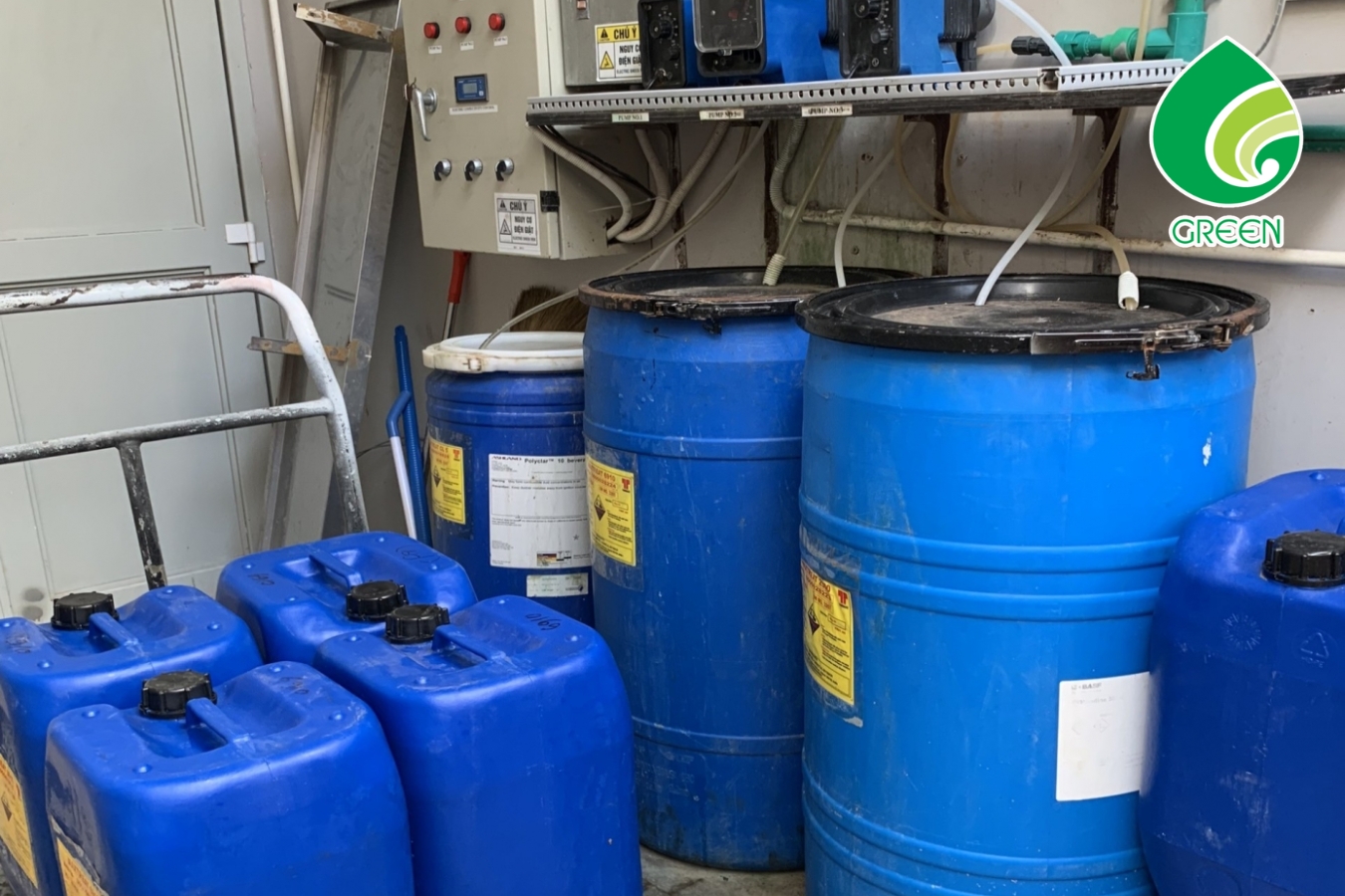 So Sánh Các Loại Hóa Chất Kiểm Soát Vi Sinh Chiller Phổ Biến Hiện Nay